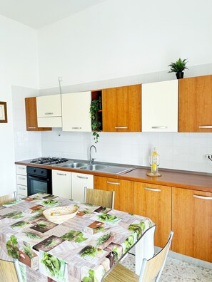 Jääkaappi, uuni, kahvin-/teenkeitin