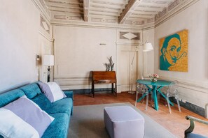 Tradisjonell suite | Oppholdsområde | Flatskjerm-TV