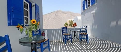 Daily continental breakfast (EUR 10 per person)