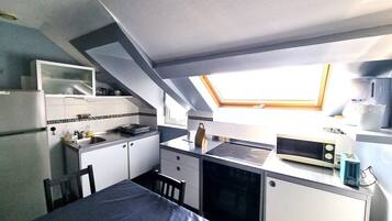 Wasserkocher mit Kaffee-/Teezubehör, Kühlschrank, Mikrowelle, Ofen