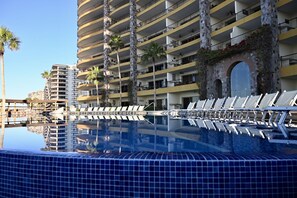 Alberca al aire libre y alberca climatizada