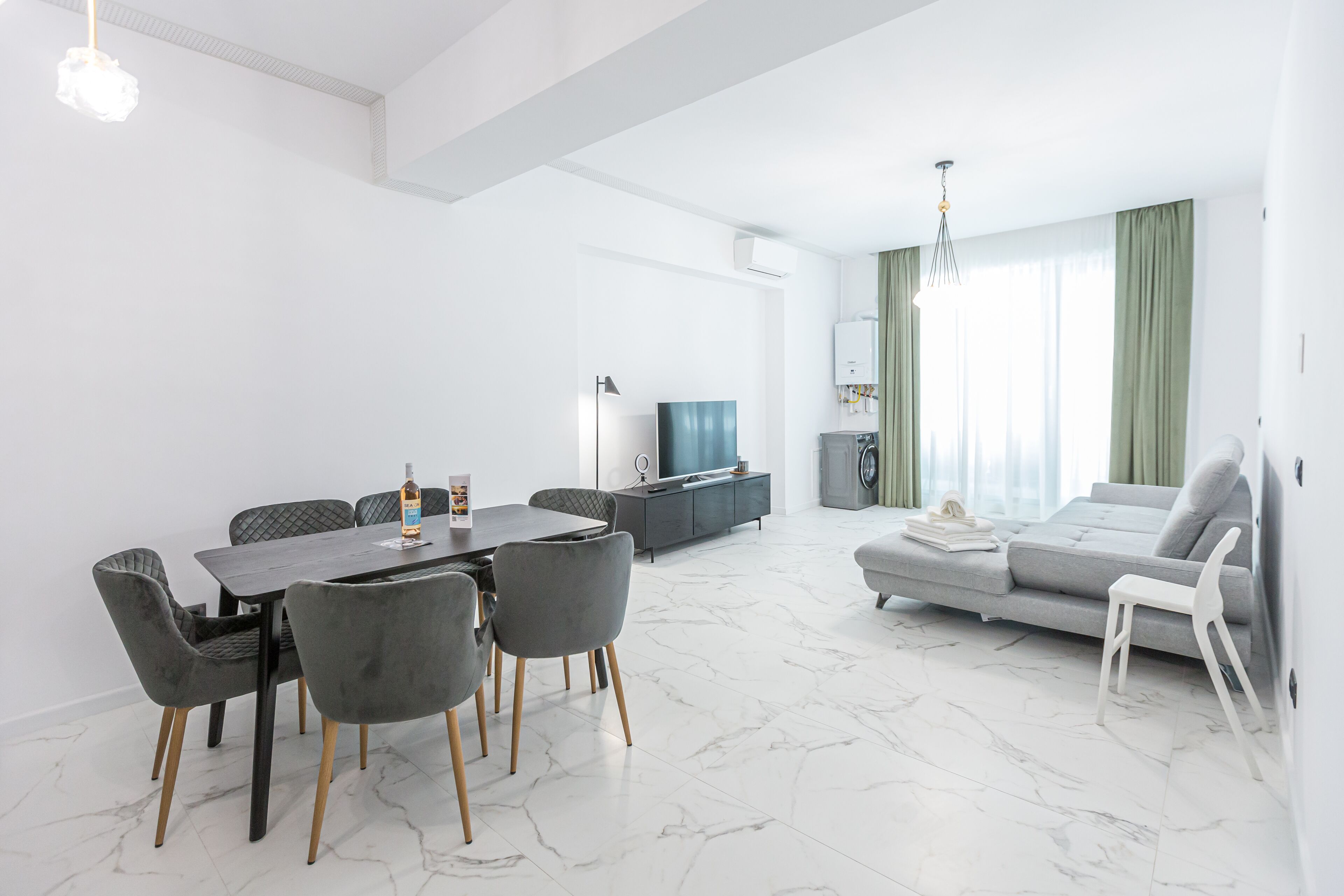 Appartement Deluxe | Coin séjour | Télévision LCD de 98 pouces avec chaînes par câble, télévision