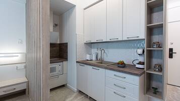 Lemari es besar, microwave, mesin espresso, dan ketel listrik