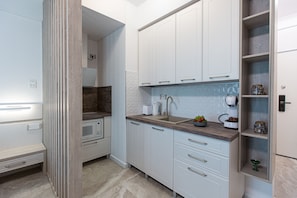 Großer Kühlschrank, Mikrowelle, Espressomaschine, Wasserkocher