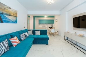 En 98-tommers LCD-TV med kabel-kanaler samt TV