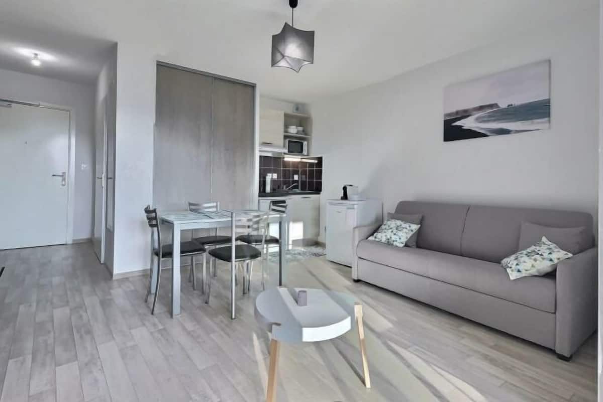 Living area | Flat-screen TV