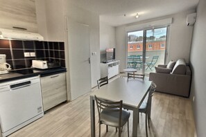 Réfrigérateur, micro-ondes, plaque de cuisson, lave-vaisselle