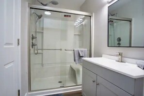 Duschwanne, Haartrockner, Bidet, Handtücher