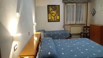 Zimmersafe, Schreibtisch, Bettwäsche