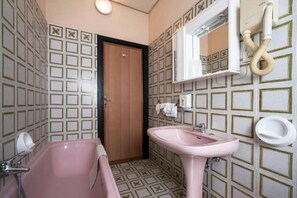 Basic Triple Room | Bathroom