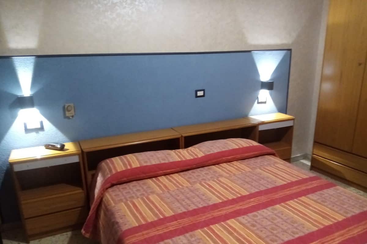 Basic Double Room | Peti besi dalam bilik, meja, cadar katil