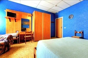 غرفة مزدوجة بتجهيزات أساسية | خزنة داخل الغرفة ومكتب وملاءات أسرّة