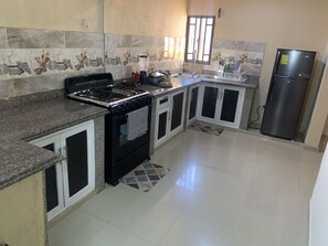 Réfrigérateur, cafetière-théière, grille-pain, mélangeur