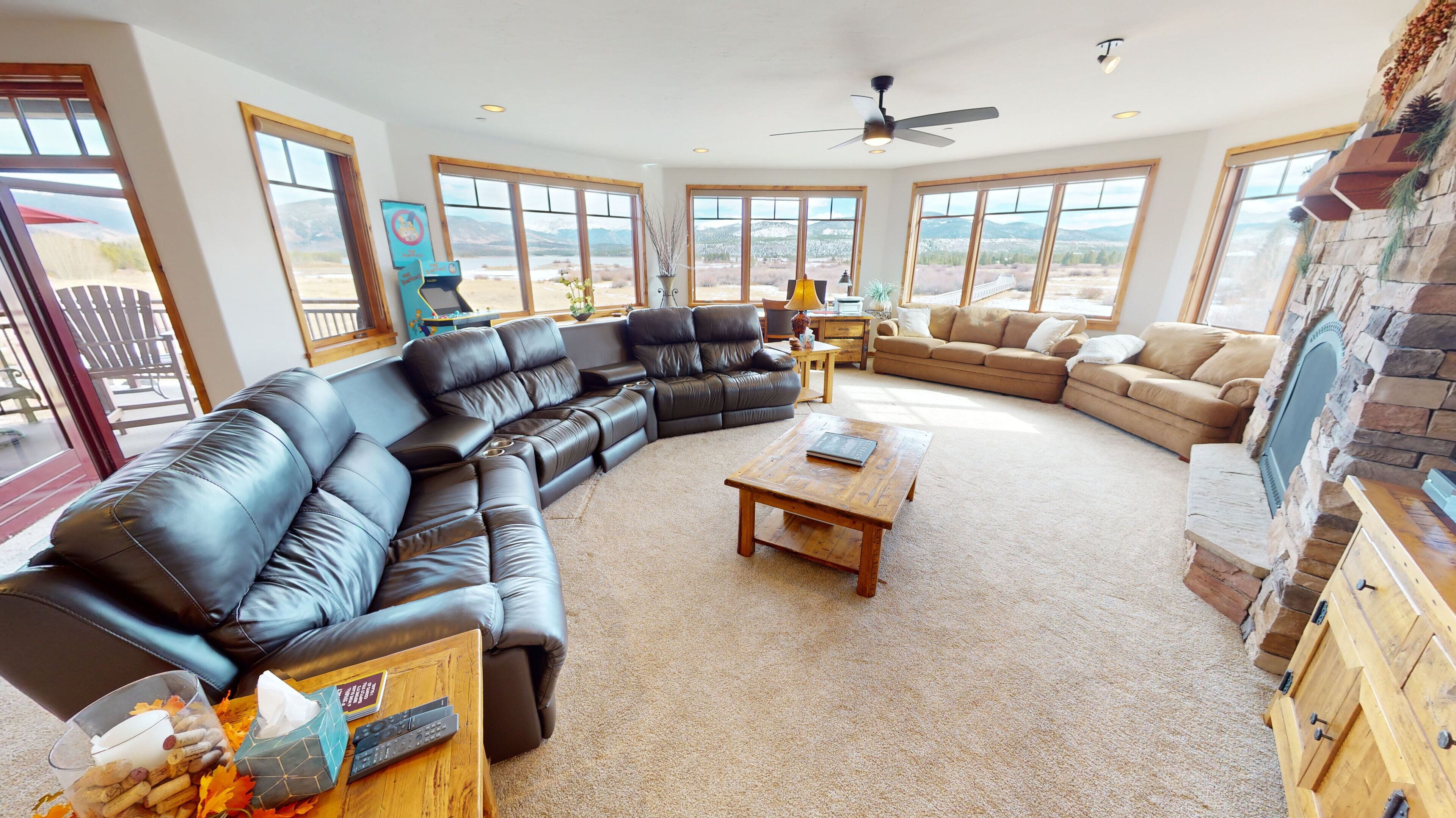 On Lake Trails. 2 Hot Tubs. 3 King Suites. Elevator. Walk/Drive to Dining