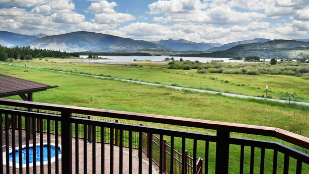 A pool area with a view of a lake and mountains. - Lake View! 3 Kings. Elevator, Hot Tubs. On Lake Rec Path. Walk to Dining (Frisco)
