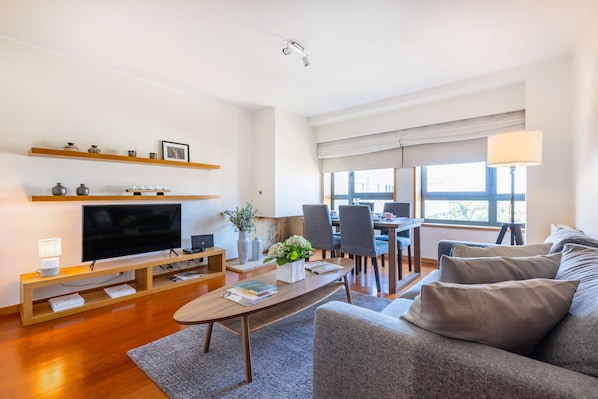 Apartment, 1 Bedroom | Living area | 50-cm flat-screen TV with cable channels, TV - Foz Premium Retreat (Porto)