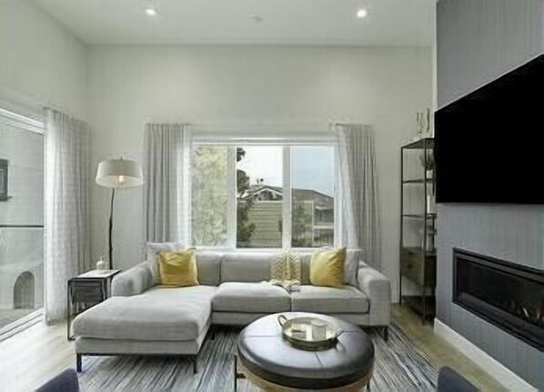 Smart TV, fireplace