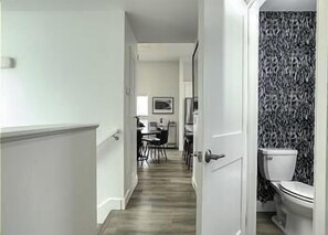 Combined shower/tub, hair dryer, towels