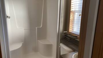 Douche, sèche-cheveux, serviettes fournies, savon