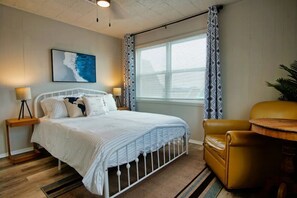 2 soveværelser, skrivebord, strygejern/strygebræt, weekendseng