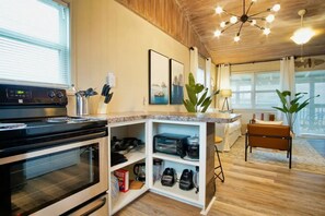 Kjøleskap, mikrobølgeovn, ovn og kokeplater