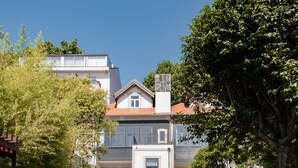 Une grande maison avec une piscine à l’avant.