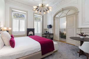 Junior Suite | Premium bedding, in-room safe, free WiFi, bed sheets