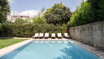 Kolam renang terbuka bermusim