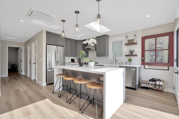 ثلاجة، ميكروويف، فرن، موقد طهي مسطح