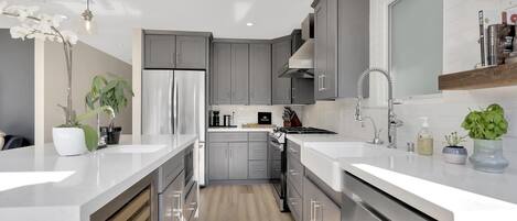 冷蔵庫、電子レンジ、オーブン、コンロ