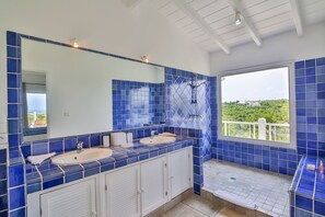 Een douche, handdoeken