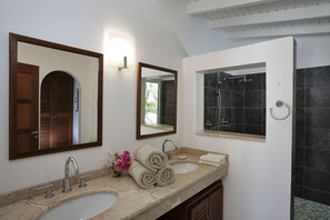 Shower, towels - Sea Vous Play Luxury villa (Les Terres Basses)