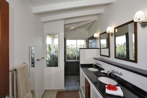 Douche, serviettes fournies