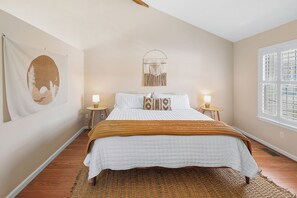 3 bedrooms, travel cot, free WiFi, bed sheets - ☀3 mins WALK to beach☀Outdoor yard☀ Modern Interior (Panama City Beach)