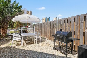 Outdoor dining - ☀3 mins WALK to beach☀Outdoor yard☀ Modern Interior (Panama City Beach)