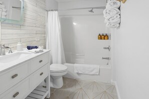 Bathtub, hair dryer, towels, soap - ☀3 mins WALK to beach☀Outdoor yard☀ Modern Interior (Panama City Beach)