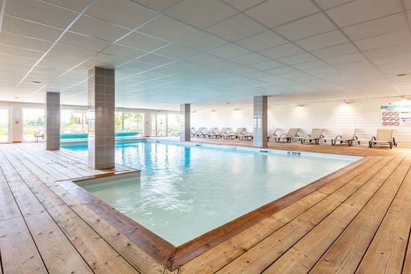 Indoor pool, sun loungers