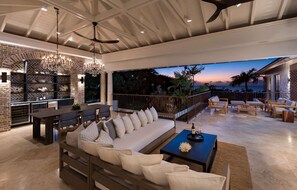 Télévision, lecteur de DVD, chaîne hi-fi