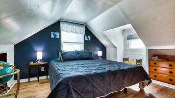 3 slaapkamers, een bureau, een strijkplank/strijkijzer, reisbedje