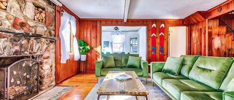 Smart TV, fireplace, stereo, offices