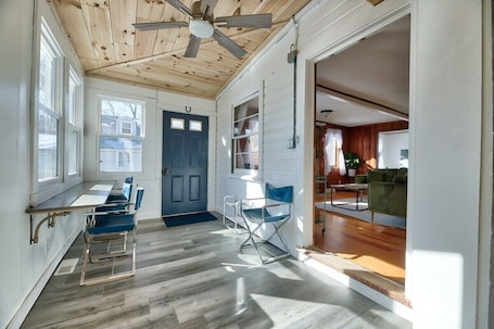 Interior. Lakefront - King - W&D - PetsOK - Kayaks - SUPs