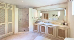 Shower, towels - Beautiful Klairan Luxury house (Sunset Crest)