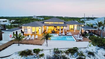 Outdoor pool, an infinity pool