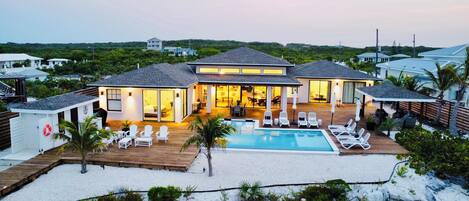 Outdoor pool, an infinity pool