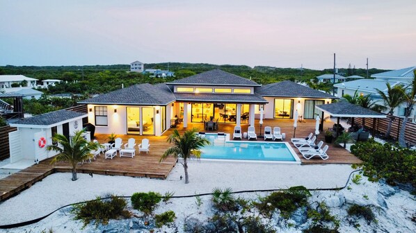 Outdoor pool, an infinity pool