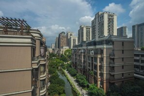 Un edificio residencial alto con varios balcones y un patio central.