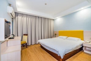 A hotel room with a large bed, a bedside table, a chair, a TV, and an air conditioning unit. - Homeinn Pebble Hotel (Hangzhou California Sunshine Jinji Road Subway Station) (Hangzhou)