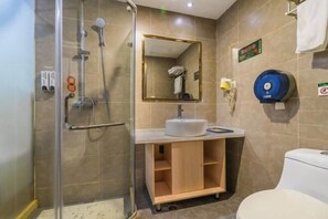 A bathroom with a glass shower enclosure, a sink with a mirror, and a toilet. - Homeinn Pebble Hotel (Hangzhou California Sunshine Jinji Road Subway Station) (Hangzhou)