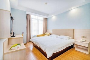 A hotel room with a bed, bedside table, lamp, and a window with curtains. - Homeinn Pebble Hotel (Hangzhou California Sunshine Jinji Road Subway Station) (Hangzhou)