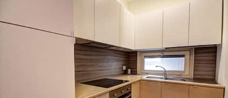 Fridge, oven, stovetop, coffee/tea maker